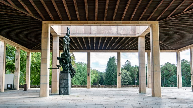 Sevärdheter i Stockholm. Staty utanför skogskrematoriet på Skogskyrkogården.