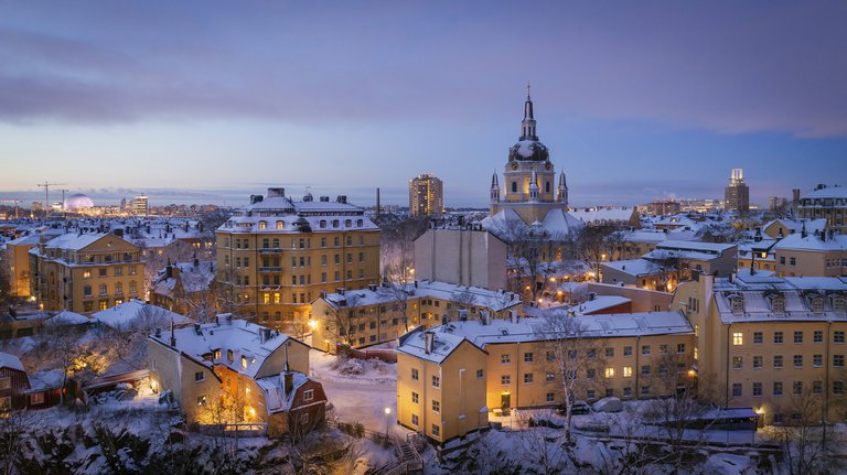 Vinter i Stockholm. Snätäckta tak på Södermalm, en vinterkväll.