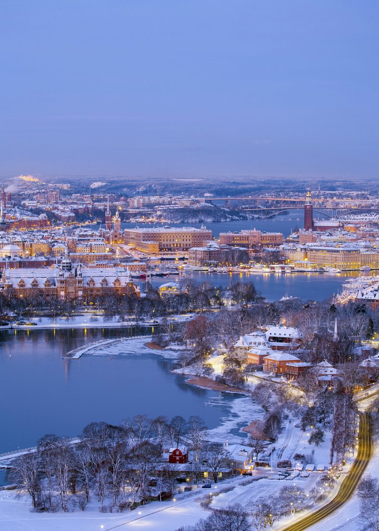 Vinter i Stockholm helikoptervy över centrala Stockholm. På bilden syns delar av gärdet, Djurgården, Gamla stan och Södermalm.