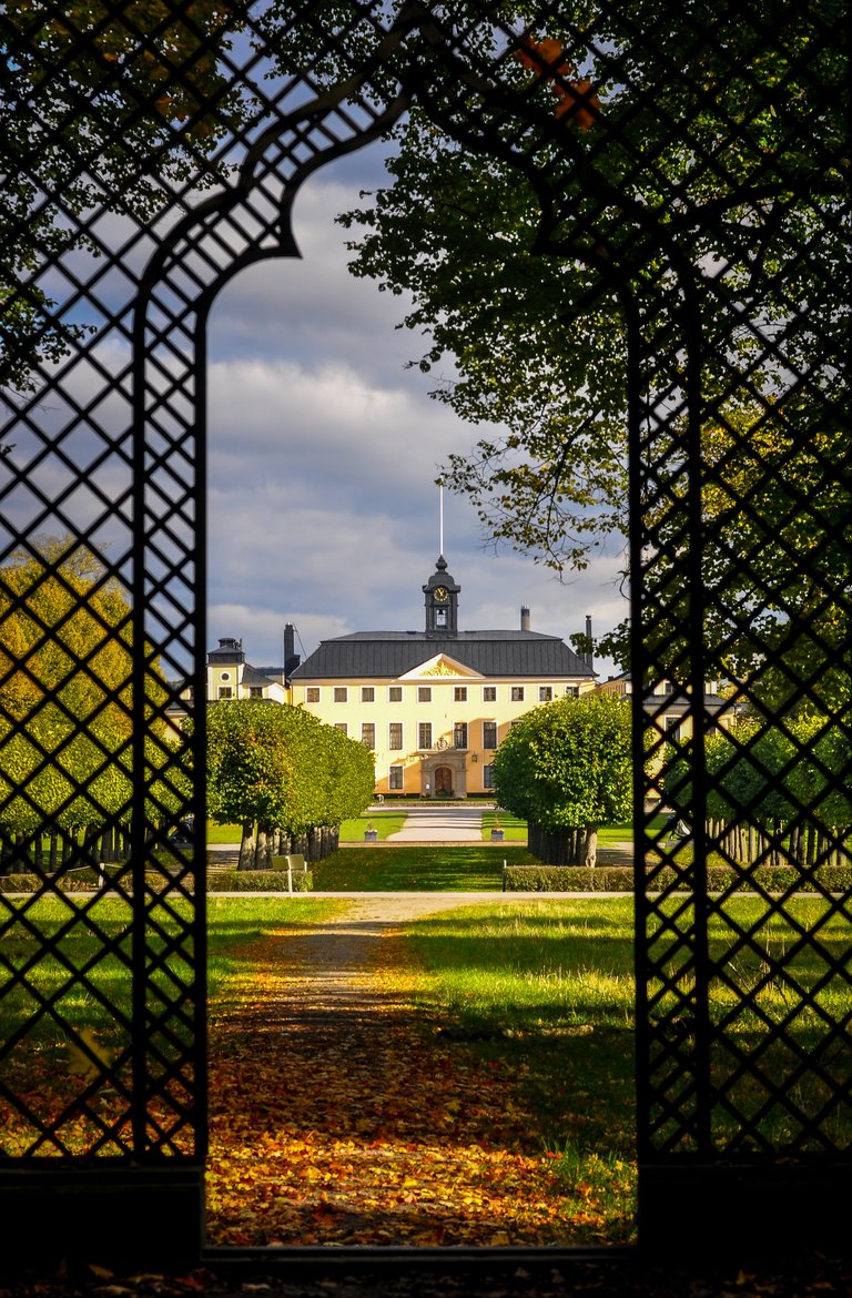 Ulriksdals slott och park på hösten.