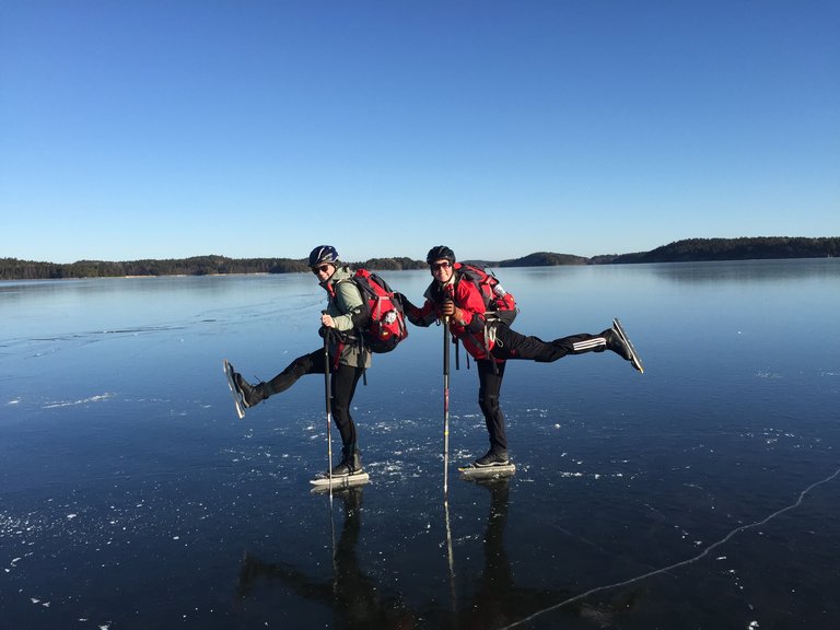 två skridskoåkare