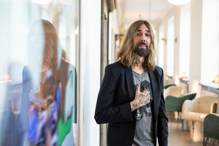 Micael Dahlén, professor på Handelshögskolan i Stockholm. Micael har långt hår, skägg och tatueringar och ger tummen upp.