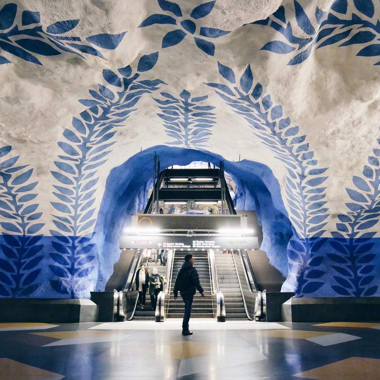 Ett välvt tak målat i blått och vitt på T-centralens tunnelbana.