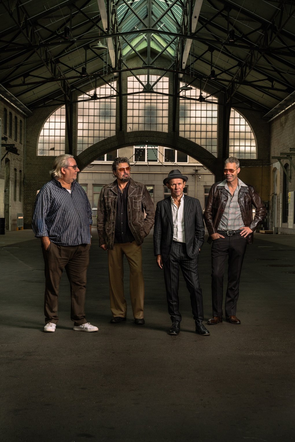 De fyra medlemmarna i Bo Kaspers Orkester står i en lagerbyggnad.