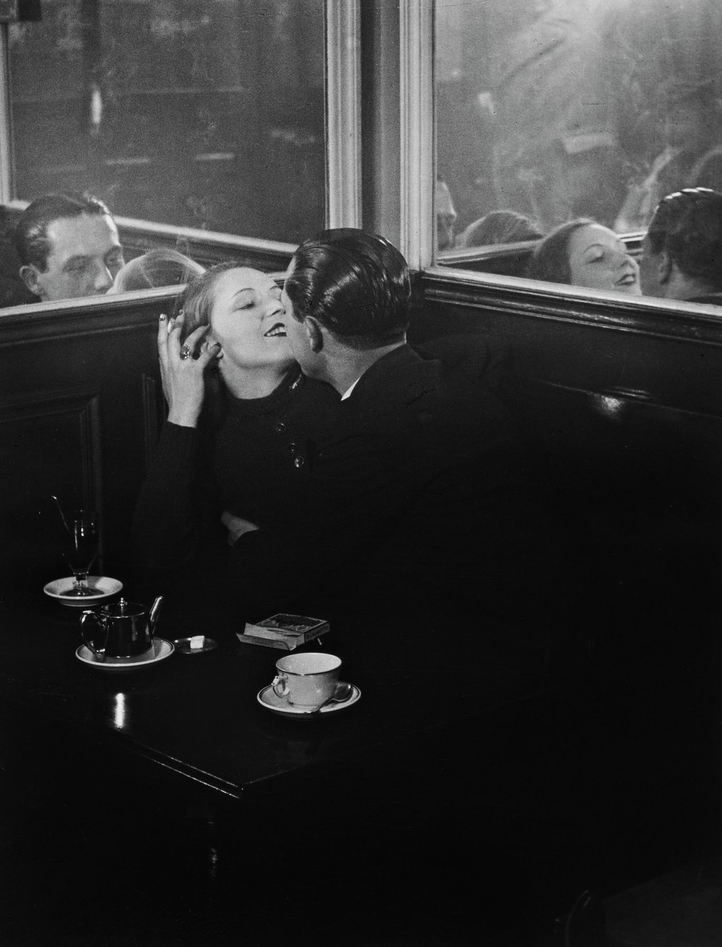 Brassaï, Couple d´amoureux dans un petit café parisien, Place d’Italie, Paris, ca 1932/ca 1970.