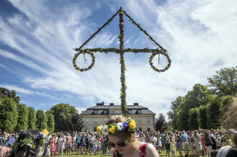 Midsommarfirande i Hågelbyparken Visit Stockholm