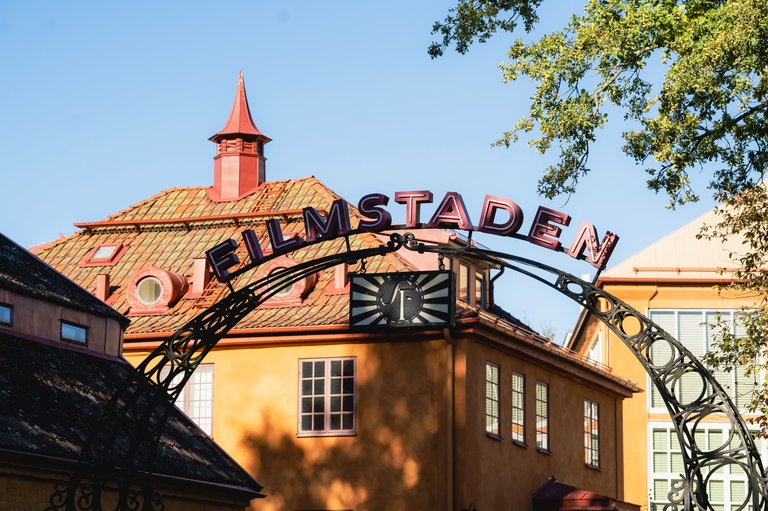 Grinden utanför Gamla Filmstaden Råsunda.