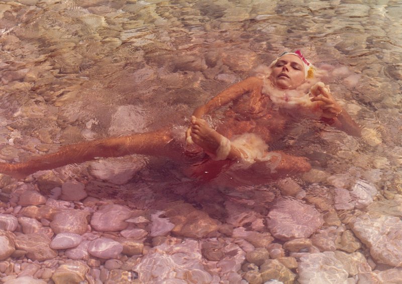 Katalin Ladik, Tengerfestés I Painting the Sea, 1982 © Katalin Ladik