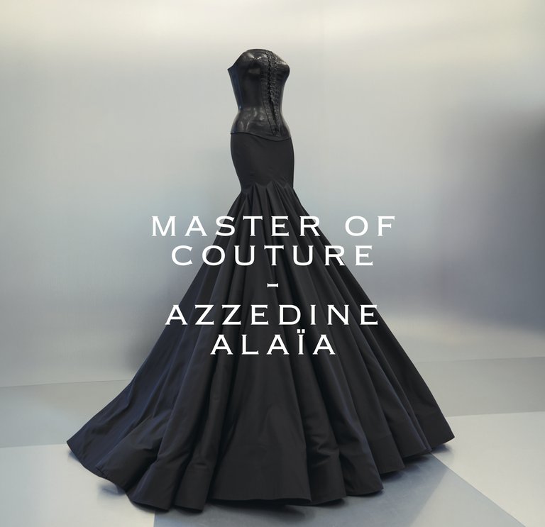 En svart klänning och texten "Master of Couture – Azzedine Alaïa"