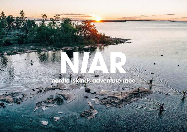 "NIAR Nordic Island Adventure Race", en vit text med landskap i solnedgång som bakgrund.