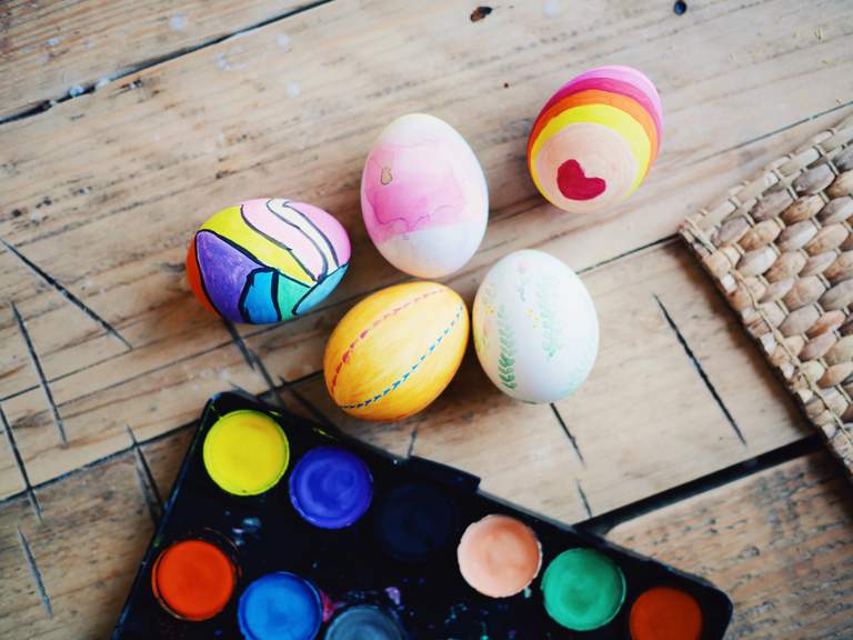 Traditioner i Stockholm. Målade ägg ligger på ett bord.