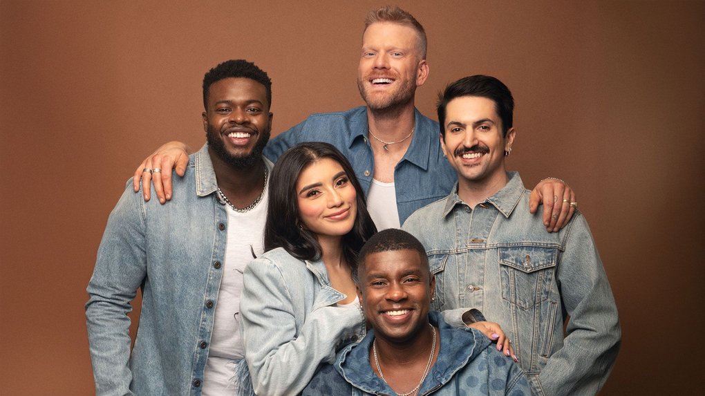 De fem leednde medlemmarna av Pentatonix i jeansjackor.