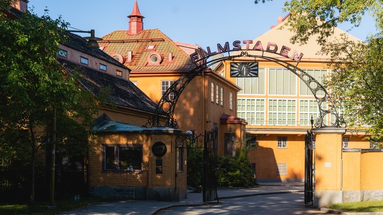 Grinden vid Filmstaden Råsunda. Synlig i bakgrunden är en föredetta attelje och en kontorsbyggnad.