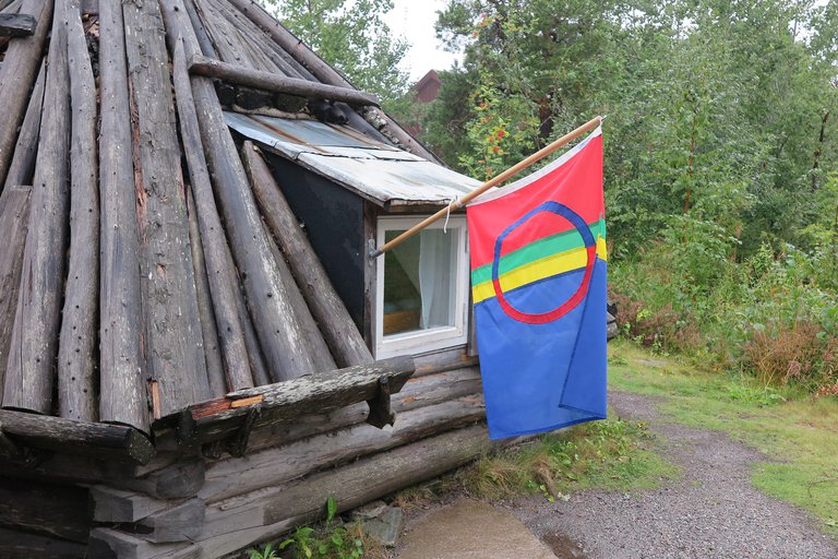 Ett hus med samernas nationalflagga