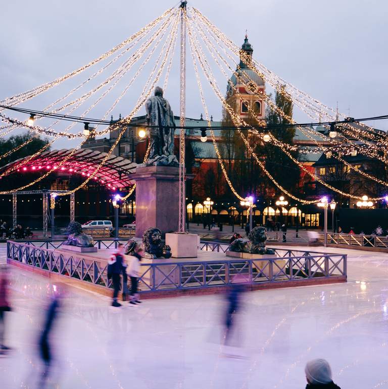 Skridskoåkare i skymningen i Kungsträdgården