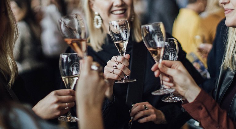 Människor som håller champagneglas.