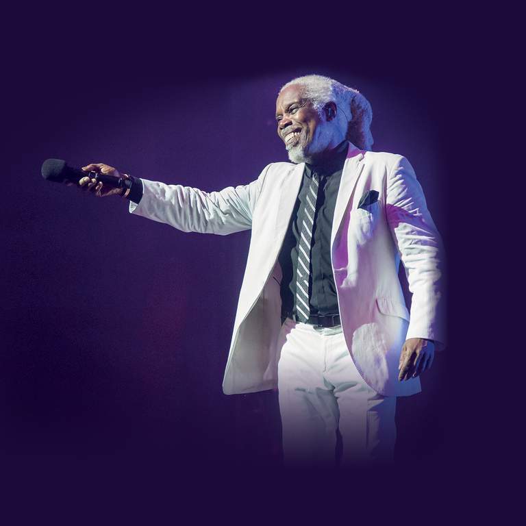 Billy Ocean med en mikrofon.